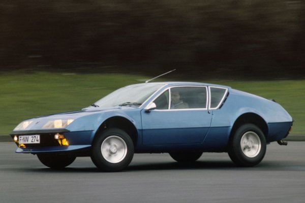 Това купе е по-малко радикално от А110. Макар да стартира „кариерата” си с 4-цилиндров мотор, през 1976 Renault започва да го предлага с 2,7-литров PRV V6, постигащ максимална мощност от 150 к.с. Благодарение на кит за модифициране, мощността може да бъде увеличена до 193 „кончета”.