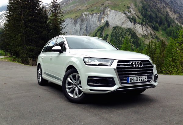 Доста шокиращо Audi Q7 получи сериозен удар от Consumer Reports през 2015 г. Като цяло преди това този модел се спряваше добре през годините и би трябвало това да продължи. За съжаление, се случи точно обратното.

Сред проблемите на това Q7 са спирачната система, каросерията и аудиосистемата. За щастие, те бързо бяха отстранени от германския производител и версиите на луксозния SUV след 2015 г. отново получават високи оценки.
