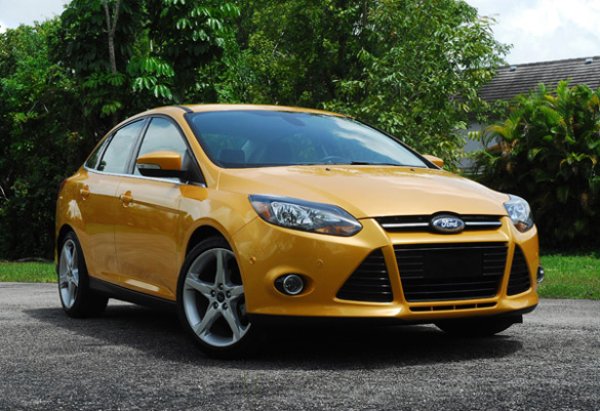 Ford Focus беше един от най-високо оценените автомобили в своя клас през 2010 г., но фаворитът на феновете на компанията бързо изпадна в немилост. Моделът, произвеждан от 2012 до 2016 г., получи много критики от Consumer Reports заради оплакванията на собствениците.

Най-големият проблем с тези автомобили бяха скъпите ремонти на трансмисията, които излизат колкото покупка на употребява кола. Това нанесе сериозен удар по реномето на Ford, тъй като Focus беше един от най-обичаните модели на компанията.
