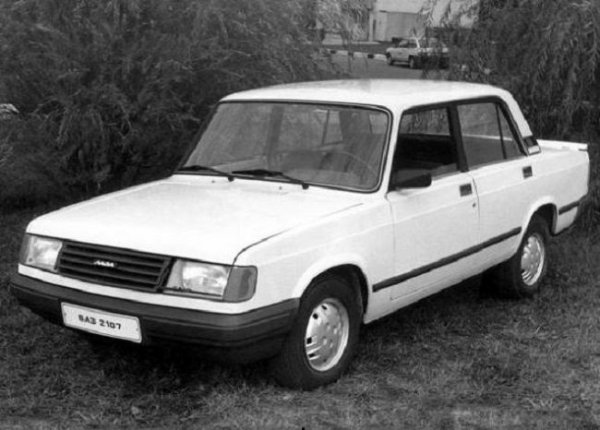 <p>Прототипите на руското автомобилостроене<br /><br />ВАЗ 2107 от 1986 г</p>
