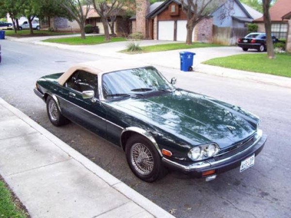 Почти същото може да се каже за Highland Green в Ford Mustang, както е в Bullitt на Стив Маккуин, и за British Racing Green, който се предлага от много марки, но най-често се свързва с Jaguar (на снимката).