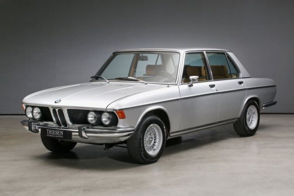 Почти банкрутиралата в края на 50-те компания възкръсна за нов живот предимно с компактни спортни модели като легендарната Neue Klasse. В края на 60-те баварците натрупаха достатъчно увереност, за да предложат и по-голям и луксозен модел в лицето на тогавашната "шестица" - Е3. 
