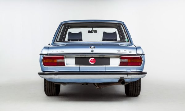 Пуританите и досега смятат това за един от най-добрите дизайни на BMW, и не е трудно да се разбере защо. В официалните анали на компанията проектът е записан на името на тогавашния дизайнер Вилхелм Хофмайстер (кръстник на прословутата "извивка на Хофмайстер" на задните стъкла на почти всички баварци оттогава). Но всъщност основата на този дизайн е дело на наетите италиански консултанти, начело с митичния Джовани Микелоти. 
