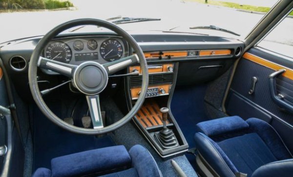 Задвижването бе класическото за големите модели на BMW от онази епоха, което ще рече бензинови 6-цилиндрови редови агрегати, с работен обем от 2.5 до 3.3 литра, и с мощност от 150 до 2000 конски сили. 
