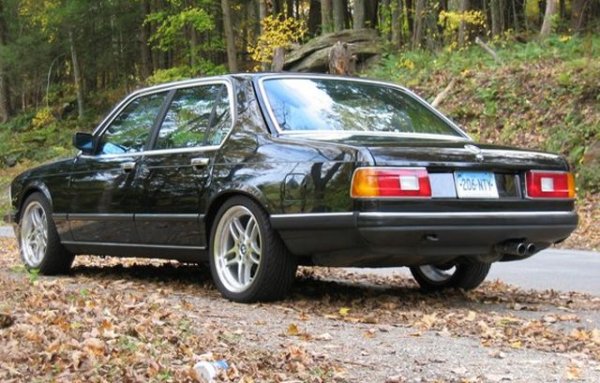 Разбира се, като казваме "голям салон", имаме предвид като за края на 70-те години. По днешните стандарти това е компактна кола, дълга колкото актуалната Трета серия. 
Задвижването се състоеше от редови 6-цилиндрови мотори с обем между 2.5 и 3.5 литра. Върховият модел бе 745i, появил се през 1980 и способен да развие 290 км/ч. 
