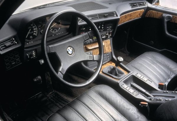 Познавачите харесаха много Е23 - достатъчно луксозна и в същото време много забавна за каране. Но пословично консервативните клиенти в този сегмент не бяха убедени - за целия си жизнен цикъл моделът продаде едва около 270 000 бройки, несравнимо под S-класата на Mercedes и по-малко дори от позабравения днес Opel Senator. 
