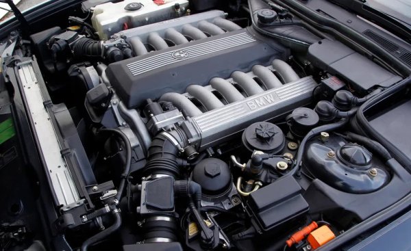 E32 се продаваше по-добре от предшественика си, но така и не се превърна в "убиеца на S-класата", както се надяваха създателите му. За годините от 1986 до 1994 BMW пласира малко над 310 000 бройки. Но критиката обикна автомобила и го обяви единодушно за доста по-напредничав от конкурента при Mercedes. 
