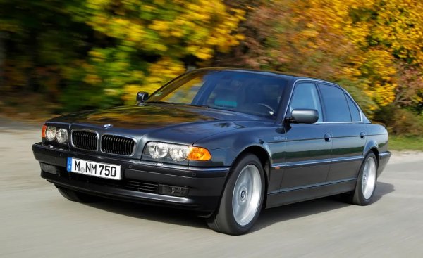 В наши дни това е най-търсената стара "седмица" от колекционерите - все още относително достъпна, но с гарантиран статут на бъдеща класика. Част от това е заслуга на новаторските за времето си технологии, разбира се, но основният принос е на дизайна. За да отговори на предизвикателството на Е32, Mercedes вече бе лансирал грамадната S-класа поколение W140. Тя обаче бе посрещната толкова негативно в Германия, че BMW реши да тръгне в обратната посока и да направи своята нова "седмица" максимално изчистена, семпла и ненатрапчива. 

