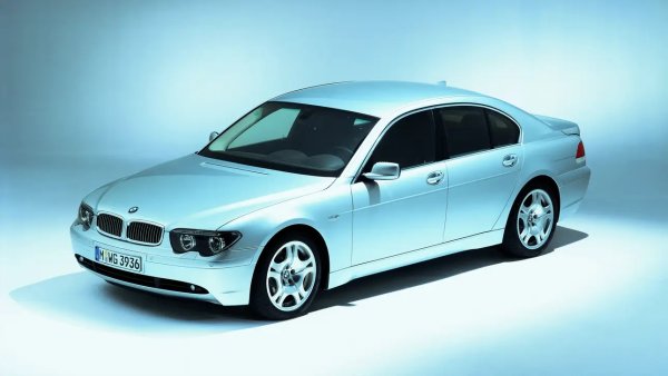 Най-скандалният дизайн на BMW в продължение на четвърт век. С тази кола тогавашният главен дизайнер Крис Бенгъл искаше да изстреля компанията в бъдещето: изцяло нови предница и задница, странно раздалечени двойки фарове, издаден багажник, още по-широки бъбреци (естествено). Това бе и първото BMW с иновативната информационна система iDrive, която в продължение на две десетилетия си остана най-доброто в индустрията. 
