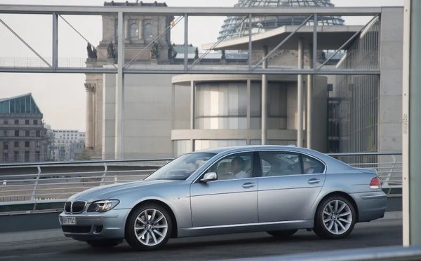 Задвижването все така се състоеше от редови 6-цилиндрови мотори, V8 и V12, като последният нарасна до 6 литра обем и над 440 конски сили максимална мощност. BMW продаде общо 343,000 автомобила от Е65 между 2001 и 2008 година. 
Тук вече имаше сериен модел на водород - Hydrogen 7. Този път той бе убит от американските регулатори, които отказаха да приемат водородното задвижване като такова с нулеви емисии. Тогава все още на САЩ се падаха към половината продажби на Серия 7. 
