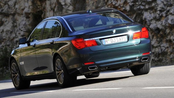 F01 продължи традицията на 6-, 8- и 12-цилиндрови мотори, но за пръв път добави и хибридно задвижване - ActiveHybrid 7. Първоначално той бе комбинация от V8 и електромотор, после бензиновият агрегат бе намален до шест цилиндъра. 
