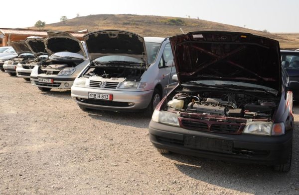 Оптималният работен обем на двигателя за първа кола е 1,0-2,0 литра. Силовите агрегати с по-голям обем изразходват много гориво, а и данъкът им е доста по-висок. В същото време шофирането на мощна и бърза кола е по-трудно, а при гъст градски трафик тези характеристики са безполезни. Каквато и да е колата, тя стои заедно всички на светофарите, бави се в задръстванията и кара със скоростта на потока.