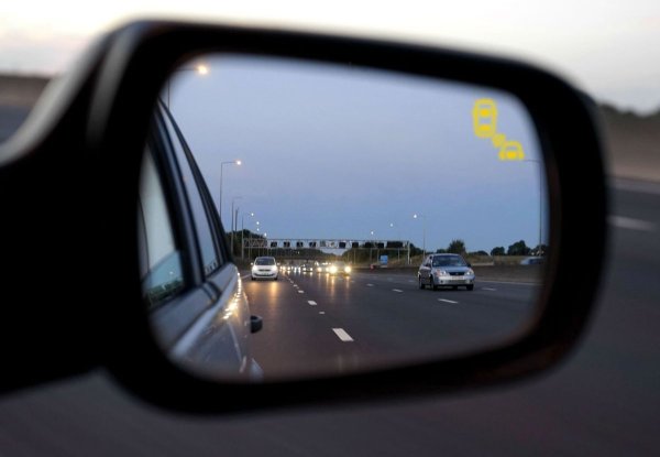 Статистиката показва, че най-често участници в пътно-транспортни произшествия не са начинаещи, а опитни шофьори на възраст около 40 години. Те се чувстват уверени зад волана и често пренебрегват правилата за движение. Но пък и почти всеки начинаещ водач през първите месеци и дори години на шофиране изпитва голям дискомфорт и страх да не попадне в катастрофа. Ето защо е желателно първият автомобил да бъде оборудван с активна и пасивна система за безопасност, доколкото е възможно.

Затова е добре освен автомобилът да разполага не само с пълен комплект въздушни възглавници и предпазни колани с обтегачи, но и с различни електронни асистенти. Най-полезните от тях са парктрони, система за аварийно спиране в случай на нужда и система за наблюдение на слепите зони.