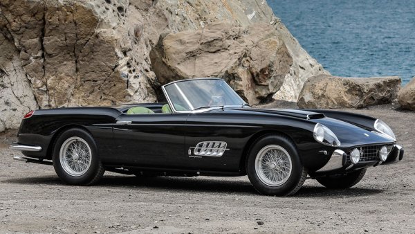Продаден за - $ 6,8 млн.
Къде и кога: от Gooding & Company в Пебъл Бийч през август

Този 250GT кабриолет е създаден в много стилна комбинация от черен цвят на каросерията със зелен в интериора. Това, което хвана окото на колекционерите обаче, бяха онези огромни отвори зад предните колела - само пет от произведените 40 бройки от този модел получиха тези големи "хриле".