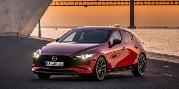 В крайна сметка се получи нещо съвсем различно. „Тройката“ запази общите пропорции на KAI, но безумните задни фарове, обтекаеми странични елементи и вградени в каросерията дръжки на вратите развалят общото впечатление от автомобила.