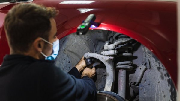 При повредени амортисьори е възможна неправилна работа на електронните системи ABS, ESP и др. Освен това се появяват прекъсвания при ускорение или спиране, което от своя страна води до увеличаване на спирачния път, неравномерно износване на гумите и последваща повреда на &bdquo;сайлент-блоковете&ldquo;. Основното натоварване се прехвърля върху гумено-металните съединения, поради което те бързо се напукват и има опасност от тяхното разрушаване, което води до загуба на контрол върху самия автомобил.

Като цяло, шофирането с повредени амортисьори много бързо води до повреда на други компоненти на окачването. По принцип всяка част от окачването трябва да се смени навреме, ако се повреди. Ако шофирате с месеци с &bdquo;чукащи&ldquo; подпори на стабилизатора, скърцащи опори или счупени пружини, тогава те ще повредят и други части от окачването.