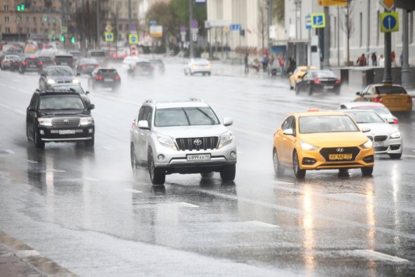 Работата на шарнирите с постоянна скорост, както и на лагери, зависи от състоянието на защитните капаци. Гумената част се къса поради естественото стареене на материала и честото каране през дълбоки локви. Водата прониква в точките на закрепване на елементите от окачването, замръзва и постепенно разрушава материала.

Ако има няколко такива дълбоки локви по пътя, в които водата често се събира през есента, замръзва през нощта и се размразява през деня, тогава гумените съединения на окачването няма да издържат. В пукнатините прониква мръсотия, която се смесва със смазката и при замръзване се превръща в абразив, който разрушава триещите се елементи. И крайният резултат е &bdquo;убиване&ldquo; на целия детайл. Затова се препоръчва при нулеви температури окачването да се държи сухо.