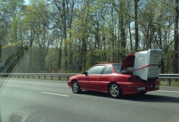 Нормалната товароподемност на лекия автомобил е 400-500 кг, включително хората. Това тегло трябва да бъде разпределено по цялата каросерия и да натоварва равномерно шасито. Ако обаче собственикът на колата постави половин тон само в багажника, тоест постави цялата тежест изключително върху задния мост, тогава окачването ще работи извън стандартните условия, което означава силно претоварване.

Ето защо, когато транспортирате тежки предмети, е необходимо да ги поставите не само в багажника, но и в кабината, за да преместите тежестта по-близо до центъра на масата на автомобила и да облекчите натоварването на задните амортисьори.