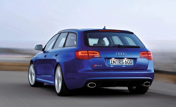 Комбито всъщност се появява на пазара малко по-рано от седана, като става и доста по-популярно на пазара от него. И как не - семеен автомобил, чиито двигател "реве" като на суперспортния R8 и чиито характеристики се доближават до тези на спортното купе, е доста по-интересно предложение.