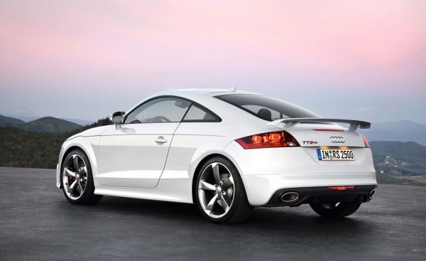 Първото поколение на ТТ така и не "намазва" RS версия. Но от Audi поправят грешката си при втората генерация, което се дължи може би и на по-мекия и не толкова иконичен стил на новия модел. За задвижването се грижи 5-цилиндров турбомотор с 340 конски сили, който е стикован с механична или автоматична трансмисия. Любопитното е, че Audi предлага в САЩ единствено версията с "ръчка" - което е доста нелепо за страната, която е известна като "пазарът на автоматиците".