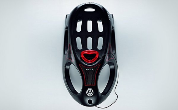 <div class="news_short_desc"><em>Големите автомобилните компании предлагат алтернатива за зимата</em><br />   <strong><br />Volkswagen</strong><br /><span class="rest"><span class="rest"><br />През  миналата седмица германската компания пусна на пазара два модела шейни  под своята марка. Те са пластмасова в стила на горещия хечбек VW Golf  GTI и дървена. Първата е с черен корпус, с лога </span><span class="rest"><span lang="EN-US" style="">VW </span>и </span><span class="rest"><span lang="EN-US" style="">GTI </span>и с отличителен червен волан. Цената й в Германия е 64.90 евро. </span></span></div>