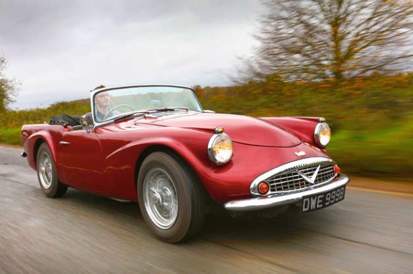 Daimler пое голям риск, когато реши да се изправи срещу MG, Austin-Healey и Triumph в САЩ, но копирането на шасито TR и добавянето на впечатляващ малък V8 двигател не изглеждаше толкова лоша идея. Поне до момента, в който Daimler не я разби напълно, добавяйки пластмасово тяло на SP250. Никой не хареса външния вид на колата, а нейното поведение на пътя не беше нико особено.

В крайна сметка автомобилът се оказа пълна катастрофа, продадените бройки бяха изпратенти обратно в Европа, а фирмата-производител стана собственост на Jaguar. В Daimler предвиждаха годишно производство от 3000 бройки, но в действителност са направени 2645, преди моделът да бъде спрян през 1964 г.