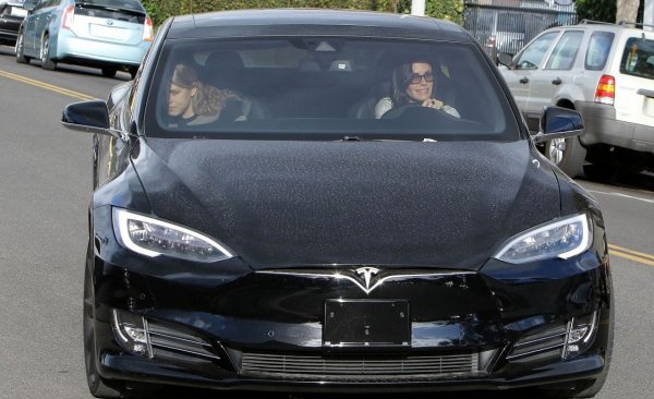 Нервната и педантична Моника, изиграна от Къртни Кокс, често е считана за основната спойка между шестимата актьори в „Приятели”. Тя все още поддържа силна връзка с колегите си и това е видно от нейните профили в социалните мрежи.

Както Къртни, така и героинята й Моника, са облагодетелствани да са с хубави коли. Ако някои от вас помнят, по време на седмия сезон на „Приятели” Моника получи Porsche 911 Targa от баща си. В реалния живот Къртни Кокс също притежава прекрасни и скъпи автомобили, от Jaguar до Mercedes. Както и Porsche 911, разбира се.

Напоследък често е засичана с черна Tesla Model S, а ето и пълния списък на гаража й, в който има още една любопитна екологична машина:

BMW Hydrogen 7
Lexus IS C
Mercedes-Benz ML class
Jaguar S-type
Porsche 911
Tesla Model S