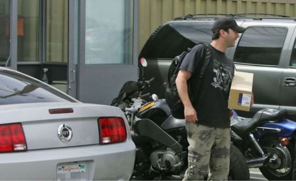 Д-р Рос Гелър - по-големият брат на Моника и вечно влюбения в Рейчъл палеонтолог, изигра някои от най-нелепите сцени в „Приятели”. Включително тази, в която за 30-ия си рожден ден си купи червено MG Model B, с което се заклещи в тесен паркинг и едвам успя да се измъкне от колата след дълга битка.

В реалния живот, Дейвид Шуимър не е такъв неудачник с колите си. За разлика от колегите си, той няма толкова голяма колекция автомобили, като е засичан най-често в някоя от следните три машини:
Ford Mustang GT
Jaguar XK
Range Rover