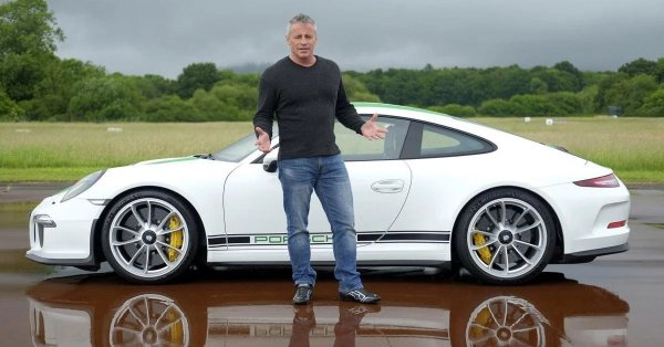 Няма как да не завършим материала си с най-големия автомобилен маниак сред звездите на сериала. Мат Леблан е пословично известен с любовта си към колите и тя не се дължи единствено на финансовите му възможности. Актьорът е отраснал сред бензинови пари, помагайки на баща си в автосервиза му, като дори в сериала отношението му към машините е дебело подчертано &ndash; с постера от Гран при на Франция 1954 на стената на стаята му.

Когато човек с ниво на автомобилен ентусиазъм като Мат стане човек с подобаващи финансови възможности, то е ясно, че ще похарчи цяло състояние за екзотични и желани коли. В гаража на Лебланк буквално има всичко &ndash; от скутери и мотоциклети, през спортни класики и съвременни екзотики, та дори и булдозер Caterpillar D6M XL.
Сред машините на 2 колела са 50-кубиков скутер Aprillia, Ducati 1299 Superleggera, Suzuki GSX-R и няколко кросови мотоциклета. А каква е колекцията му на 4 колела, може да видите в следващия слайд.