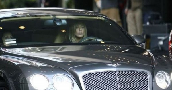 Безспорно най-харизматичният член на екипа от „Приятели” е Рейчъл Грийн. Лековатата блондинка направи може би най-сериозното израстване на образа по време на различните сезони, а в реалния живот може да наречем Дженифър Анистън най-успелия актьор измежду шестимата от сериала.

По време на горецитирания сезон, на Рейчъл й бе забранено да пипа Поршето на Моника, но в реалния живот Дженифът може да си позволи да е зад волана на някои от най-желаните коли. Колекцията на актрисата е доста ефектна, като включва както луксозни GT и SUV модели, така и Toyota Prius – най-модерната кола сред звездите, до появата на Tesla.

Ето какво има в гаража си чаровната Рейчъл Грийн:

Bentley Continental GT
Range Rover Vogue
Mercedes S-class
Audi A8
Toyota Prius