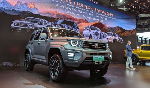 "Китайската G-класа": 700 Hi-4T е флагманът на Tank, марката за офроудъри на Great Wall Motors. Обновената версия е хибрид, но с 3-литров бензинов V6 мотор и с обща мощност 532 коня. Алтернативно го има и с 2.4-литров дизел. 
