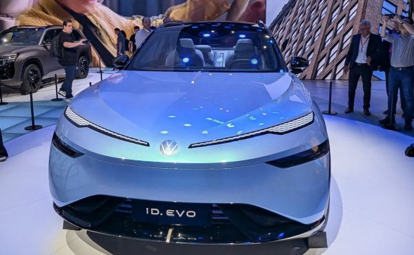 Голямата премиера на Volkswagen, с която германският гигант се надява да си върне позагубените в последните три години позиции в Китай. ID.Evo е изцяло електрически SUV с 800-волтова архитектура от ново поколение, дело на VW Anhui - джойнт-венчъра на Volkswagen с китайската JAC. 
