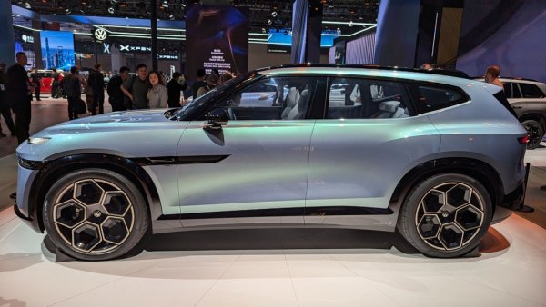 Все още е само концепт, но новаторската архитектура вероятно ще залегне в основата на следващото поколение по-големи електромобили на VW. 
