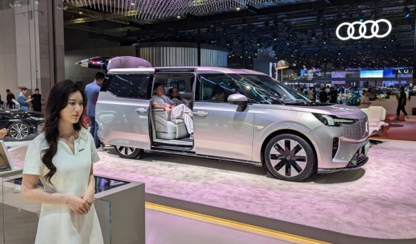 Не е ново, но за пръв път го видяхме на живо и се впечатлихме. ЕМ90 e 5.2-метров електрически миниван върху същата архитектура като Zeekr 09, но с доста по-ефектен интериор, с 6 места, аудио от Bowers&Wilkins, и батерия, която според китайските тестове стига за почти 740 км с едно зареждане. Цената в Китай е към 115,000 долара. 

