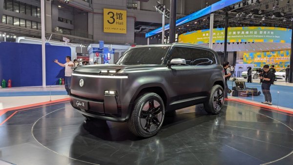 Най-любопитната премиера на MG - някогашната британска марка, която отдавна вече е изцяло китайска и под шапката на гиганта SAIC. Доста компактен (4.3 метра) и с необичаен дизайн, Cyber X засега е само прототип, но хора от MG ни споделиха, че серийното производство е сигурно, макар и без обявена дата за момента. Очевидната конкуренция ще е малкият вариант на Defender. 

