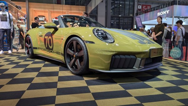 Още една лимитирана серия от Porsche, честваща духа на 70-те години и отличаваща се с този необикновен зелен цвят. Задвижването е от 
3,6-литров боксер с турбо и мощност 540 коня, което вече няма нищо общо със 70-те години. Само 1500 бройки ще бъдат произведени, цената започва от 240,000 евро.