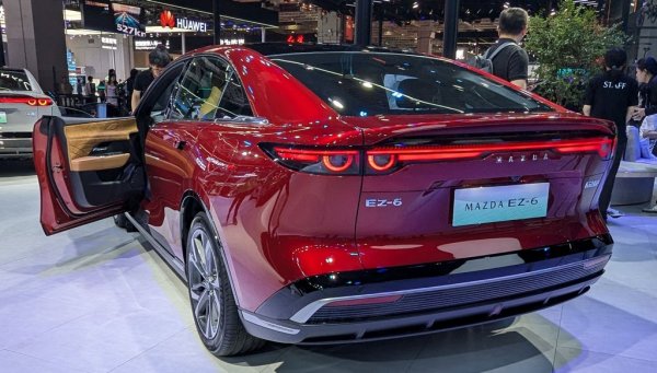 Eлектрическата EZ-60, плод на партньорството между Mazda и китайската Changan, вече има и лифтбек версия в добавка към показания преди време седан. Именно тя най-вероятно ще достигне и до нас в Европа. Впрочем освен чист електромобил, EZ-60 ще се произвежда и като плъг-ин хибрид. 
