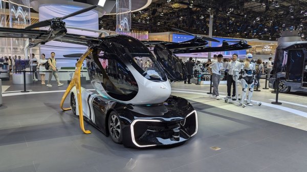 Прототипът на летящ автомобил на Chery: двуместна машина, която се управлява не с щурвал и педали, а с таблет, лети на височина до 1000 метра със скорост до 120 км/ч. Компанията очаква типово одобрение и начало на серийното производство до края на тази година. На изложението в Шанхай имаше общо 11 модела на летящи коли от китайски компании. 
