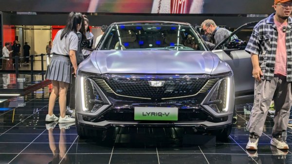 В Шанхай най-после видяхме отблизо и автомобила, с който Cadillac се надява да си върне старата слава. Електрическият Lyriq има 615 коня мощност, и 3.3 секунди за ускорение от 0 до 96 км/ч, което го прави най-бързия сериен кадилак в историята. Цените в САЩ са между 80 и 86 хиляди долара, в зависимост от оборудването. 
