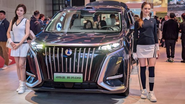 Denza беше джойнт-венчър на BYD и Mercedes, но германците се оттеглиха от партньорството и сега това е просто луксозната марка на BYD (която само преди седмици обяви, че стъпва и в Европа). D9 не е нов модел, но ви го показваме просто като илюстрация на огромната популярност на този тип миниванове в Китай. На практика всеки тукашен производител има поне един такъв модел, с почти идентични размери и външен дизайн. 
