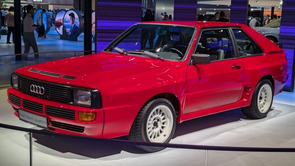 Не е новост, но ето и едно "Audi с пръстени" от класическата ера. Просто заради контраста. 

