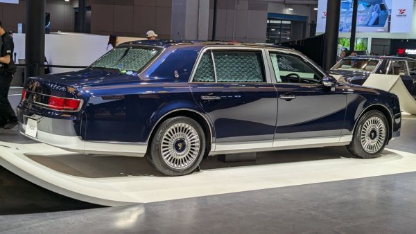 Автомобилът, който Toyota произвежда за своя най-специален клиент - императора на Япония. 

