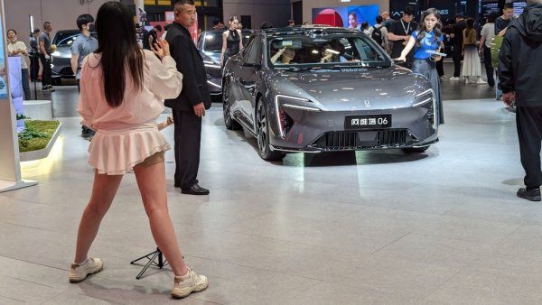 Колата, която събра най-многолюдните тълпи от китайски инфлуенсърки. Avatr (още се чака реакцията на Джеймс Камерън) е нова премиум марка, която отначало бе съюз на Chagan с Nio, а след оттеглянето на Nio главен технологичен партньор стана Huawei. 