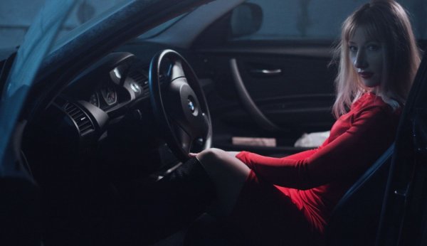 Още един любопитен резултат се получил в хода на експеримента: оказало се, че жените реагират по-бързо на опасност средно с 0,69 секунди, отколкото мъжете. Или казано иначе, при автомобил, движещ се със скорост от 48 км/ч, жените спират с 9,21 метра по-рано от мъжете. А при скорост от 112 км/ч ефектът е дори по-силен: представителките на нежния пол спират с 21,48 метра по-рано.