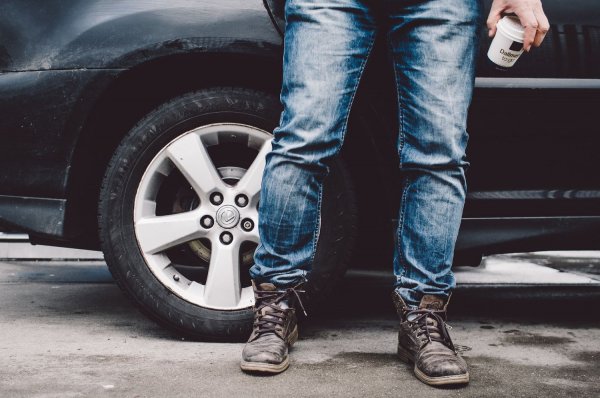 Кафето (с кофеин) се оказва, че има най-явния ефект по отношение на дължината на спирачния път. Участниците преминали през теста 20 минути след като пили кафе и при средна скорост от 112 км/ч показали с 23,92 м по-къс спирачен път, в сравнение с тези, които се лишили от ободряващата напитка.