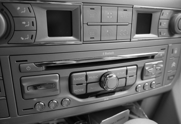 "Правилната" музика също помага за времето за спиране. На феновете на стила R&B при скорост от 112 км/ч са им били нужни 4,24 метра повече, за да спрат, в сравнение с водачите, които не слушали никаква музика. От друга страна, хип-хопът съкратил спирачния път с 15,49 метра, а електронната музика "помогнала" за 5,15 метра по-кратък път. 

Поклонниците на хеви-метъла съкратили спирачния път спрямо тези без музика с 3,16 метра, тези, слушащи класическа музика - с 2,79 метра, а джазът допринесъл за 1,29 м по-кратко спирачно разстояние.