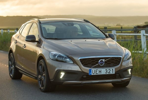 Този модел е не само роднина на "третия" Ford Focus, но и един от най-уникалните автомобили на Volvo. Това е стилен хечбек със скъпа вътрешна облицовка. Той е удобен и динамичен в движение и благодарение на добре настроената трансмисия със задвижване на четирите колела, уверено се движи там, където се отказват конкурентите му с предно предаване.

Надеждността на модела е на нивото на по-скъпите Volvo. Корпусът е добре защитен от корозия, а вътрешните материали са издръжливи. Окачването (McPherson отпред и многораменно отзад) няма очевидни слабости, а семейната връзка с Ford помага за по-евтин ремонт.