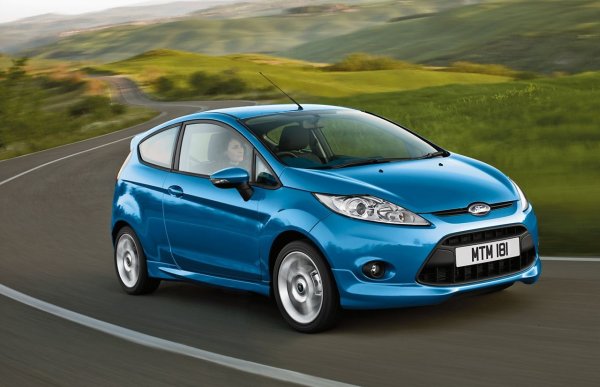 Шестото поколение Ford Fiesta е европейски модел, въпреки че марката е американска. Автомобилът няма най-добрата ергономичност и предлага тесен интериор, особено за пътниците отзад. Въпреки това, добре настроеното шаси демонстрира завиден ресурс.