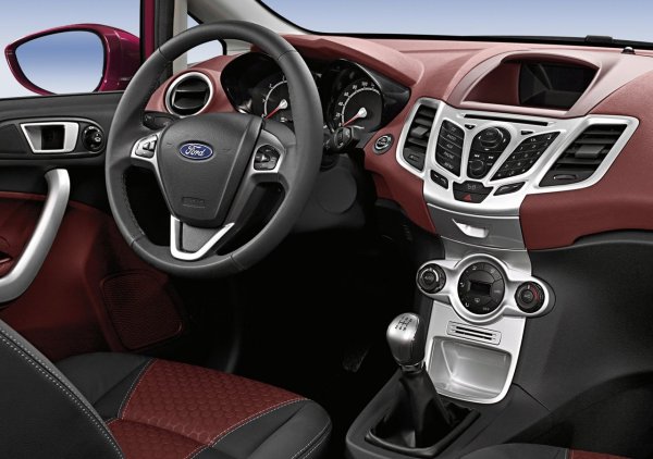 Най-добрият партньор за двигателя е 5-степенната IB5 "механика", която може да издържи 300 000 км. Но роботизираната скоростна кутия PowerShift трябва да се избягва тя бързо износва съединителя и често се разваля.