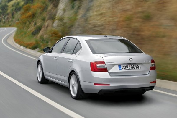 Базовият 1,6-литров атмосферен двигател може да измине повече от 250 000 км. Турбо двигателите 1.4 TSI и 1.8 TFSI също са издръжливи, но изискват внимателна поддръжка. Сред най-надеждните варианти за покупка е дизеловият 2.0 TDI.

Скоростните кутии също са издръжливи. "Механиката" е безпроблемна, 6-степенната автоматична скоростна кутия Aisin е надеждна, а "мокрият" робот DSG изкарва стотици хиляди километри.